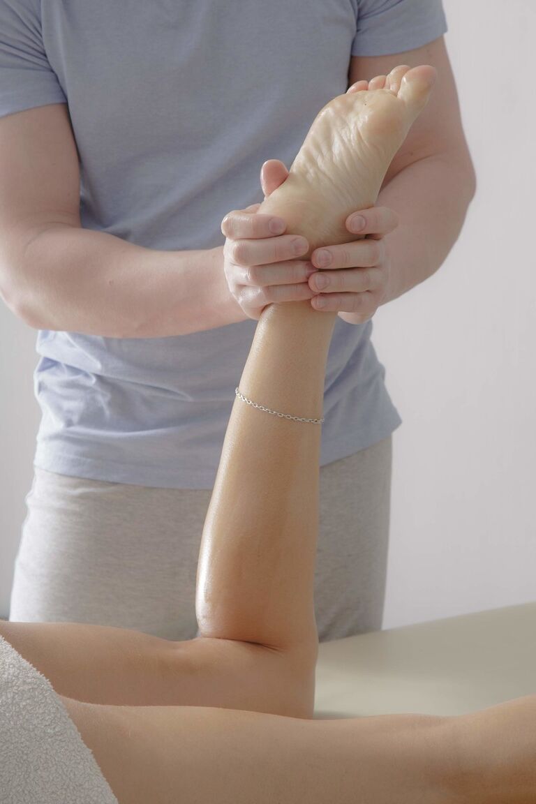 21P Adolescente loira Norma transando com um massagista hardcore pendurado durante uma massagem erótica