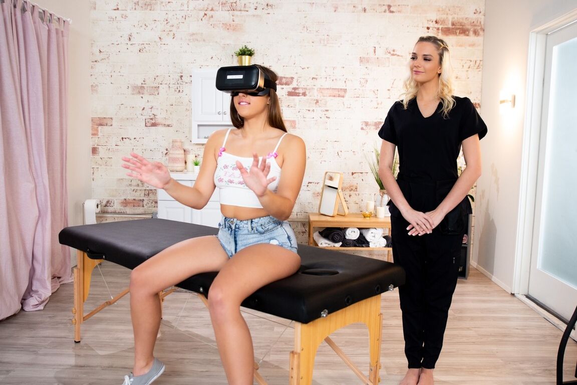 15P As adolescentes Gia Derza e Kenna James participam de sexo lésbico durante uma massagem