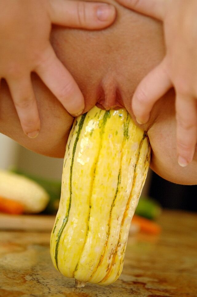 21P 小さなおっぱいの素人が野菜でオナニーする前に自分自身をこぶし