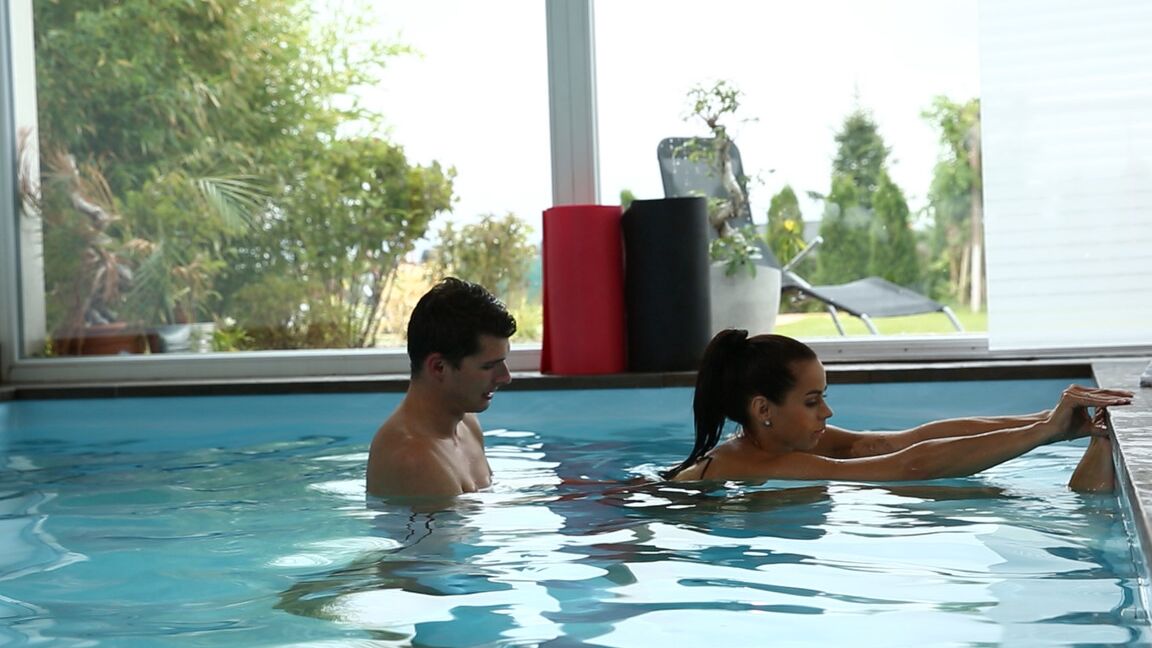 17P Sexy dunkelhaarige Tschechin lässt sich beim Poolfick ihre rasierte Muschi unter Wasser durchpflügen