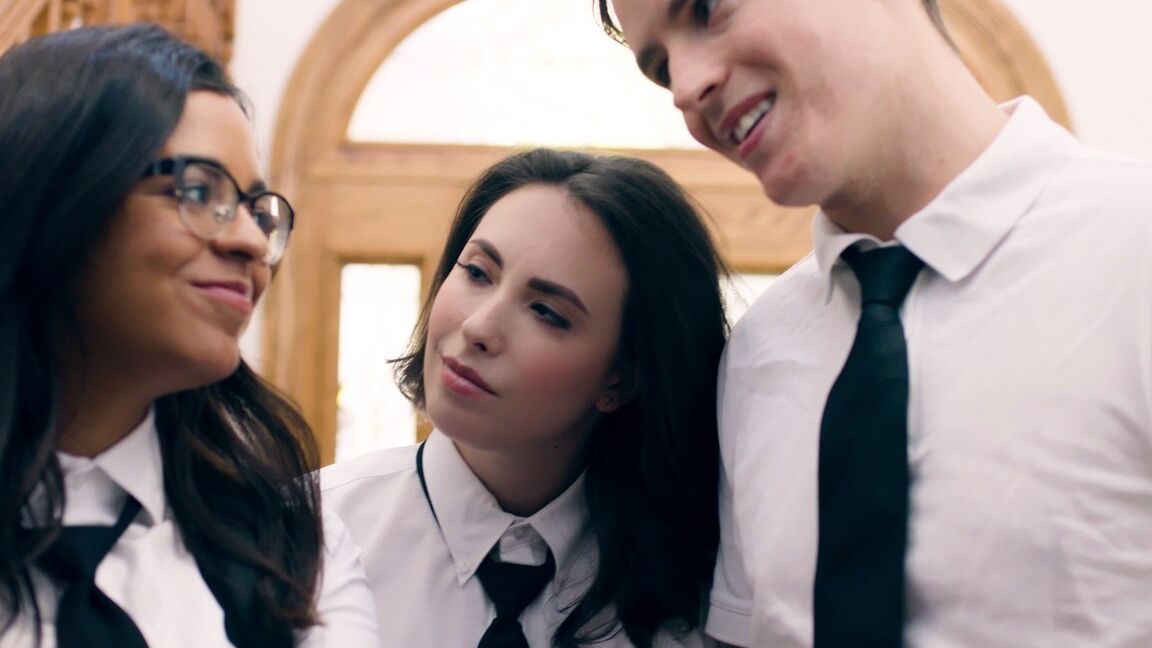 Die 15P-Schulmädchen Vienna Black und Casey Calvert nehmen an einem Hardcore-Dreier teil