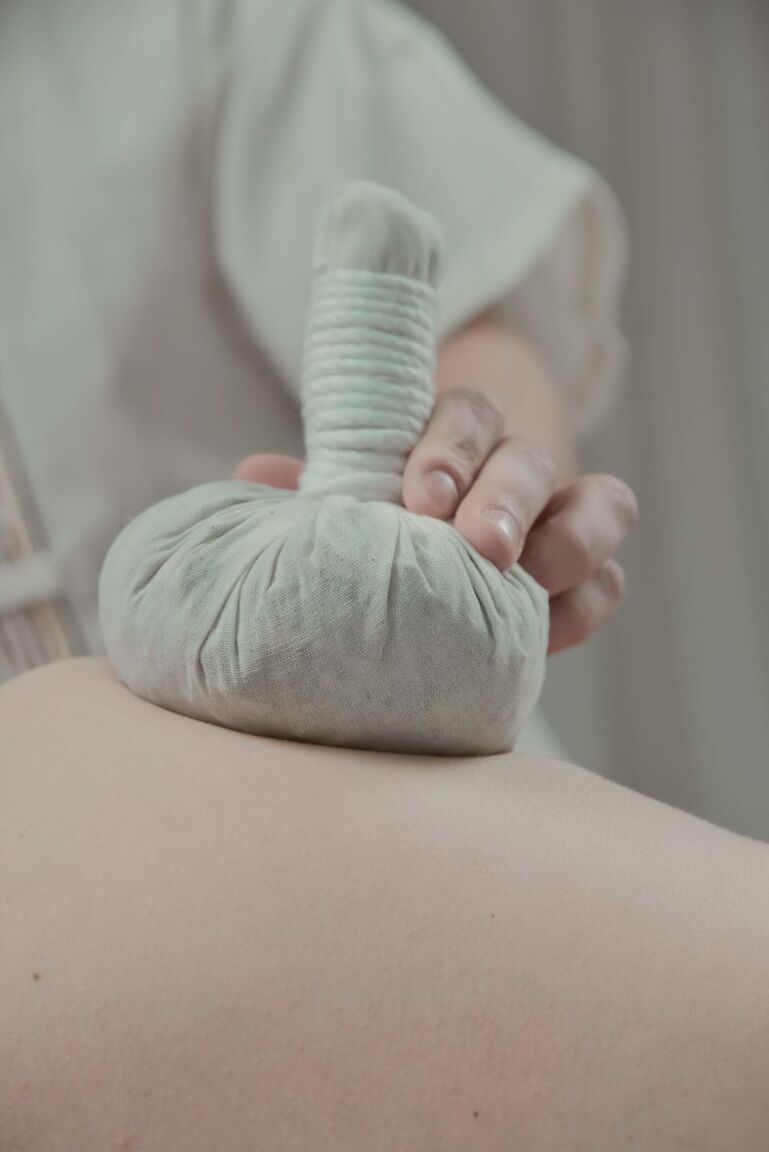 21P La jeune mince Dinara C chevauche la bite dure de son masseur pendant un massage excitant