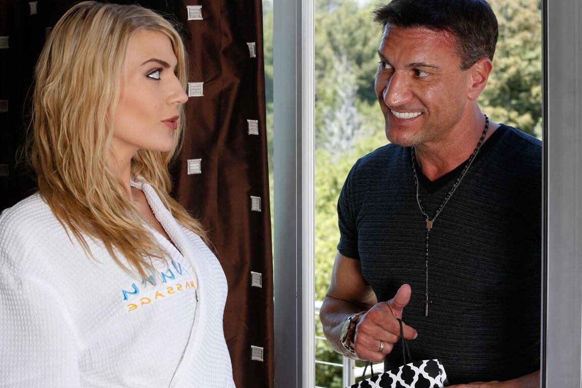 17P La chaude blonde Amanda Tate s'excite pendant un massage érotique