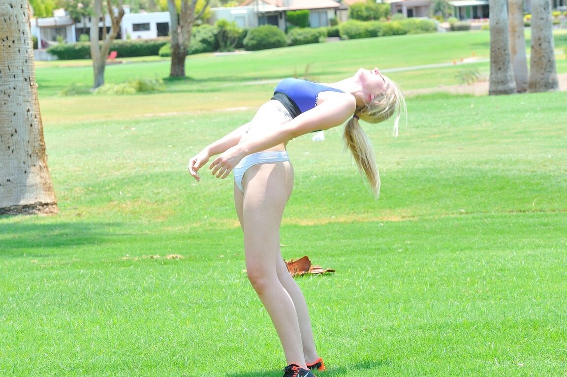 21P 楽しい十代のジョガー夏が彼女の素晴らしい体型を明らかにし、公園でポーズをとる