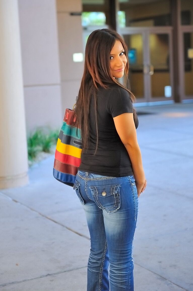 21P Sexy morena gata Marie piscando seus peitos grandes