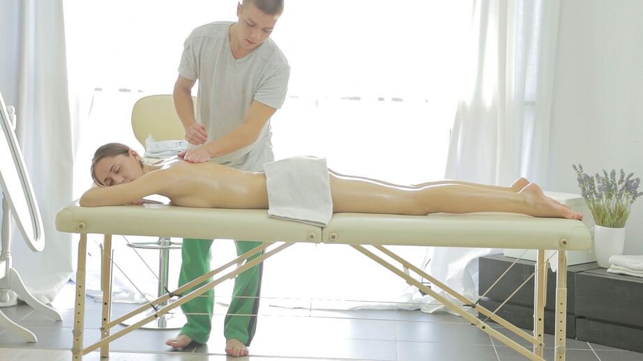 16P Massagem erótica leva Aruna Aghora a fazer sexo incrível e oral