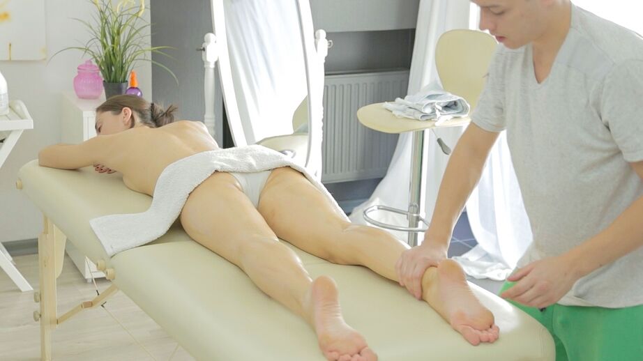 16P Massagem erótica leva Aruna Aghora a fazer sexo incrível e oral