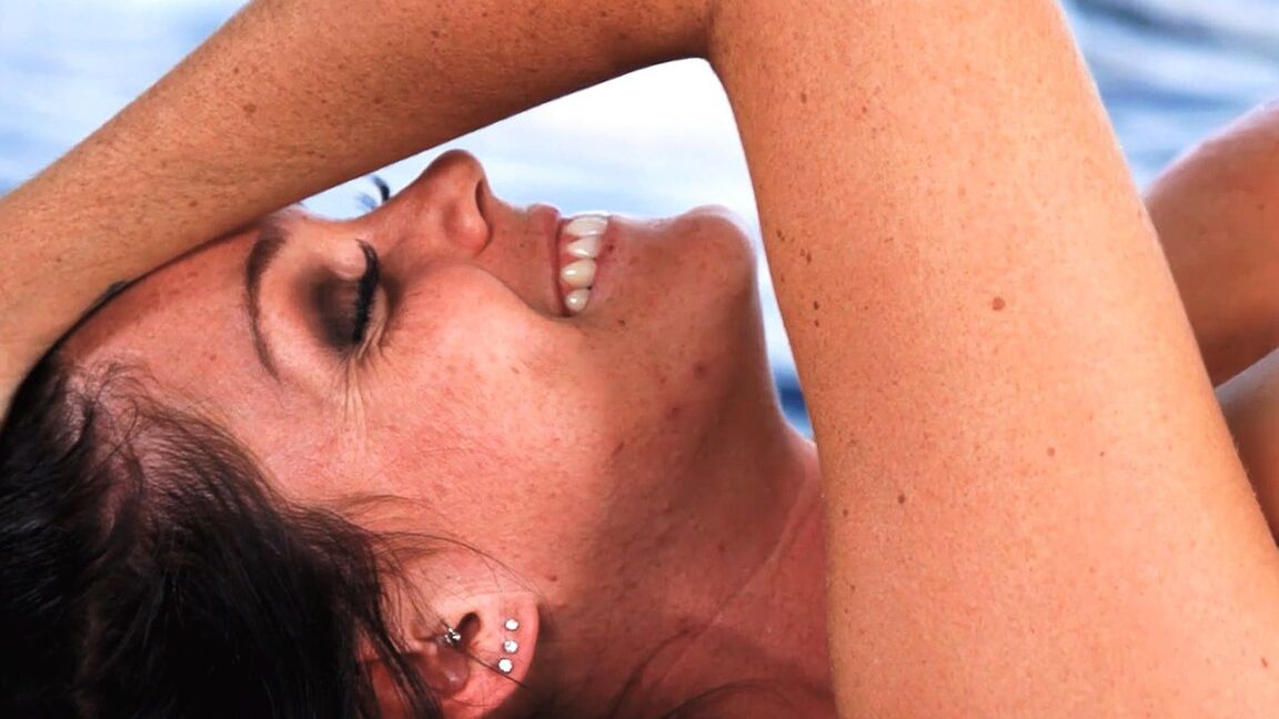 21P La MILF de grandes pechos Alison Tyler recibe una lamida de coño a fondo durante un masaje