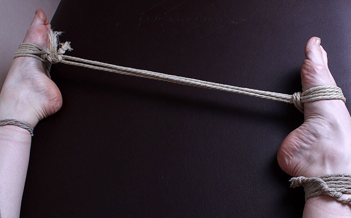 16P 細い赤毛がパンティーにロープでテーブルに縛り付けられながらボールギャグをする
