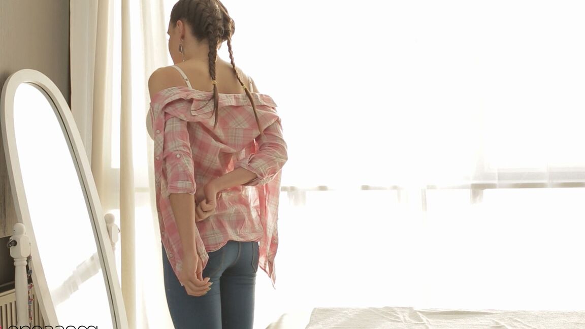 21P Teenie-Schätzchen Carly bekommt eine tolle erotische Massage und wird hart gefickt