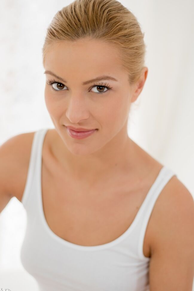17P La masseuse blonde chaude Cherry Kiss en chemise blanche mouillée chevauche une grosse bite huilée
