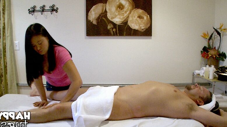 16P Asian harlot Kiwi Ling enjoys handjob she does during hardcore massage