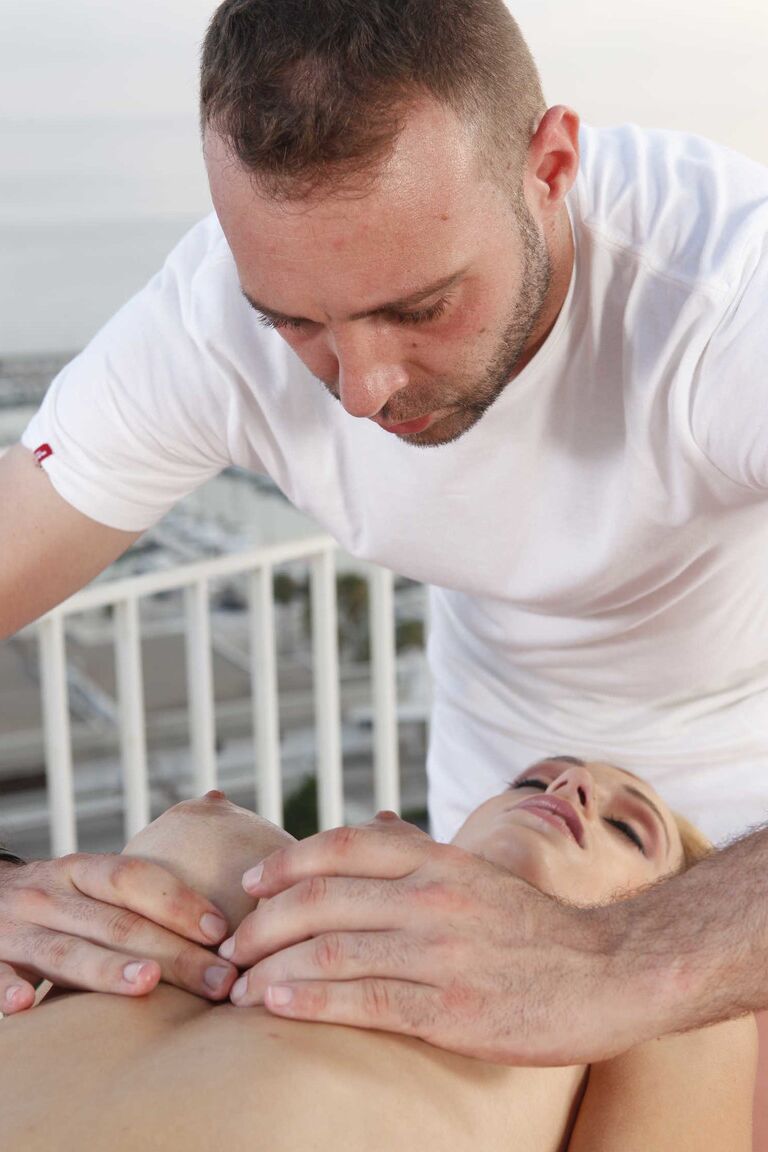 21P Latina peituda gostosa Erica Fontes recebe massagem erótica e fode na varanda