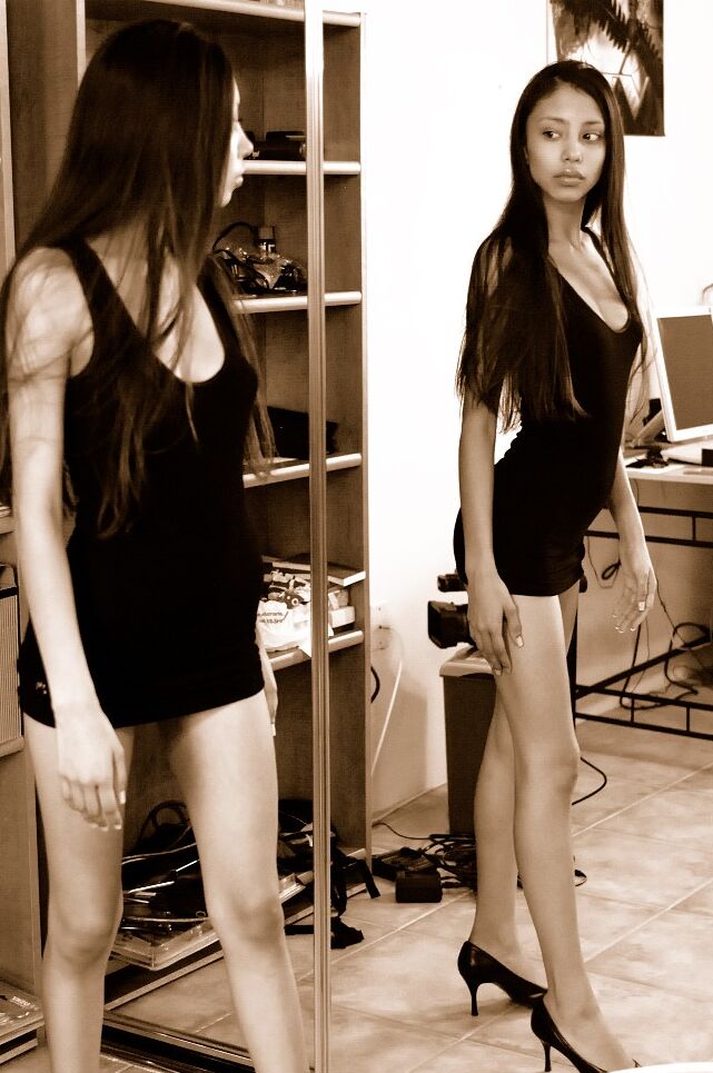 21P Petite ado amateur au gros cul Milena se déshabille et pose en solo