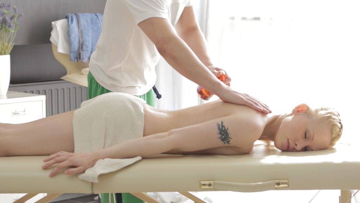 18P Loira Russa Lolita Taylor recebe uma massagem gostosa e uma batida hardcore