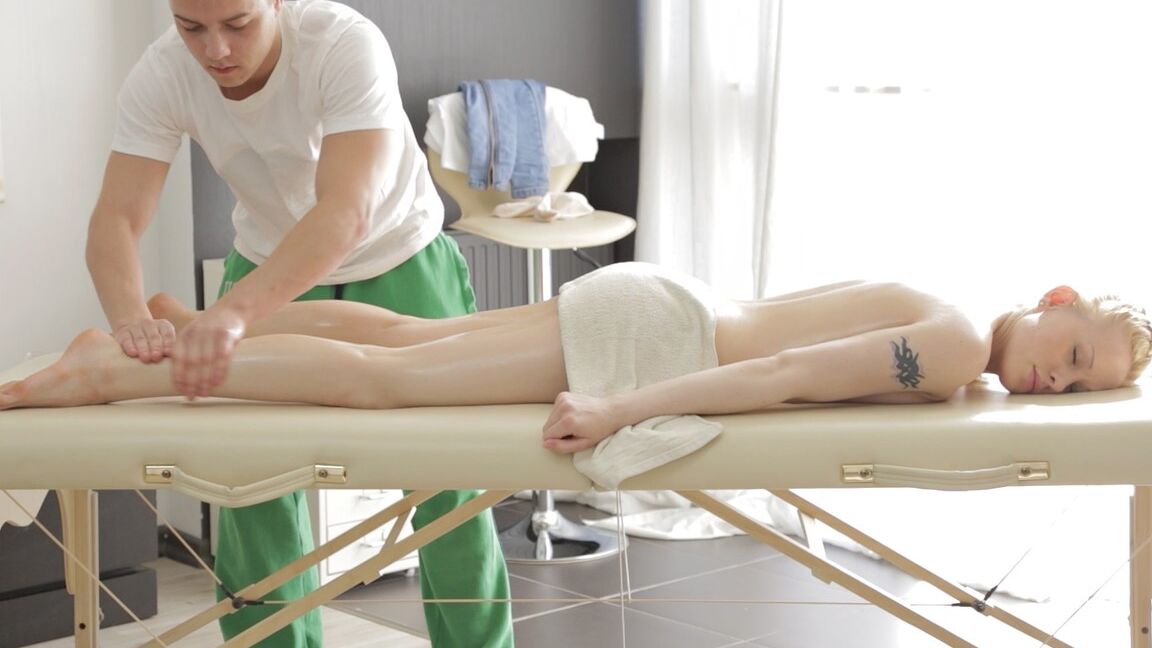 18P Loira Russa Lolita Taylor recebe uma massagem gostosa e uma batida hardcore