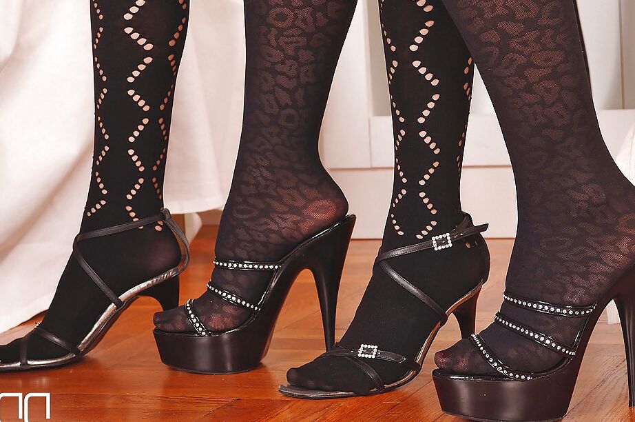 16P Leggy Euro lesbos Tiffany Rousso y Victoria Swinger lamen los talones y los pies