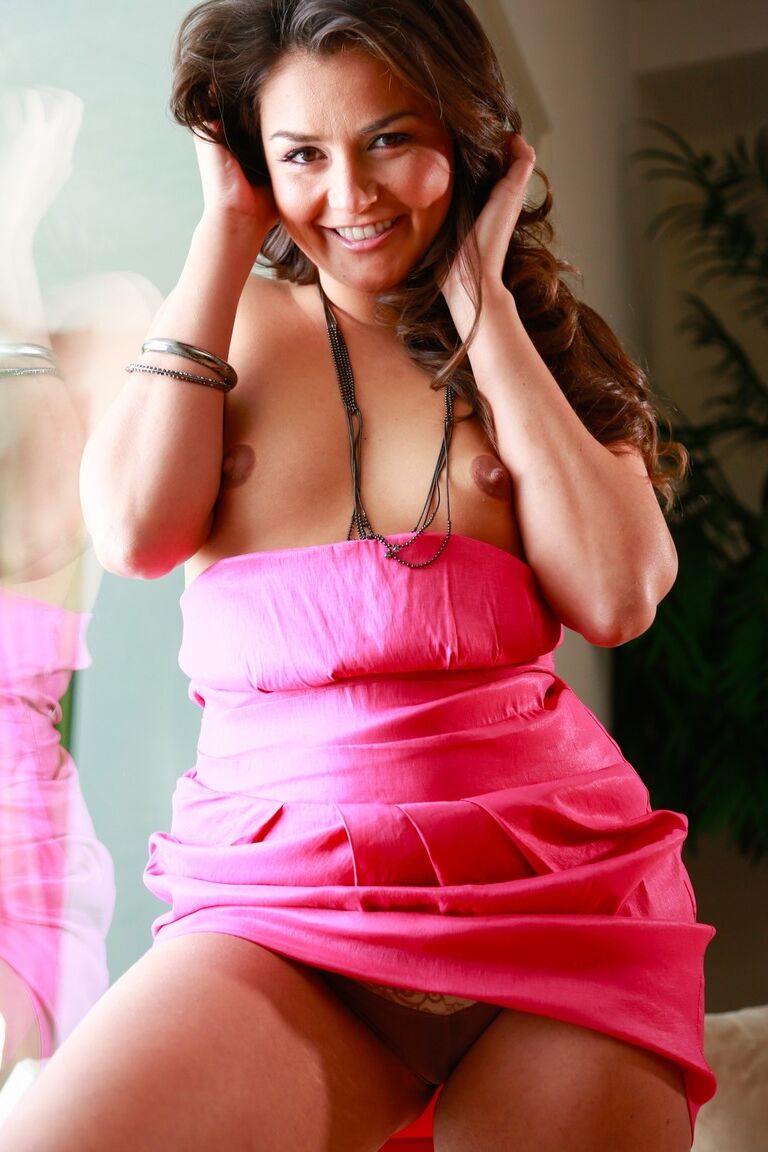 15P La latina solitaria Allie Haze se quita el vestido y la ropa interior para modelar desnuda