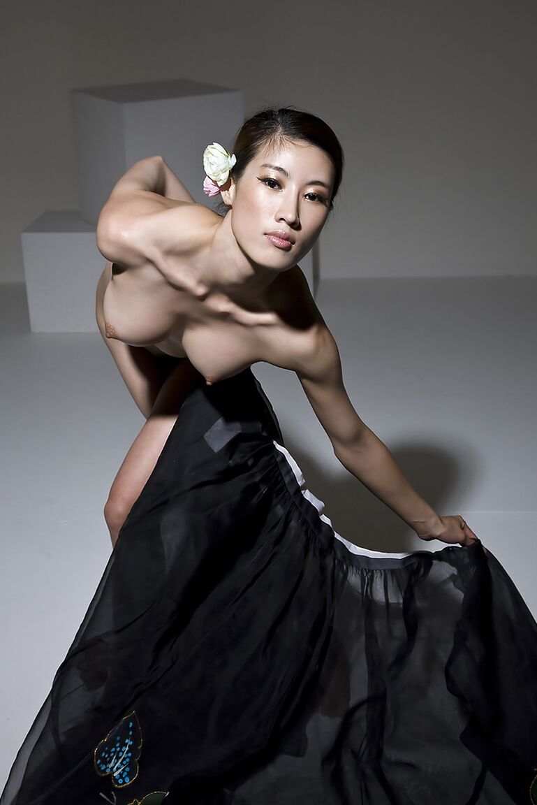 16P La seductora coreana Eunkyung Oh se quita el traje y revela sus tetas falsas