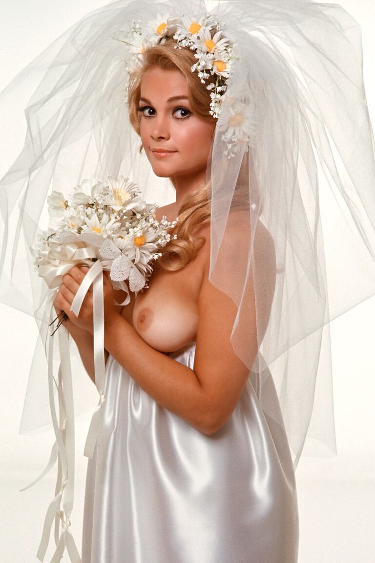 Le modèle pin-up 16P Victoria Valentino expose ses gros seins dans divers scanarios sexy