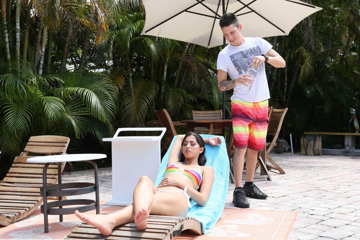 21P A adolescente latina com óleo quente Sophia Leone tira o biquíni para um boquete de pau duro