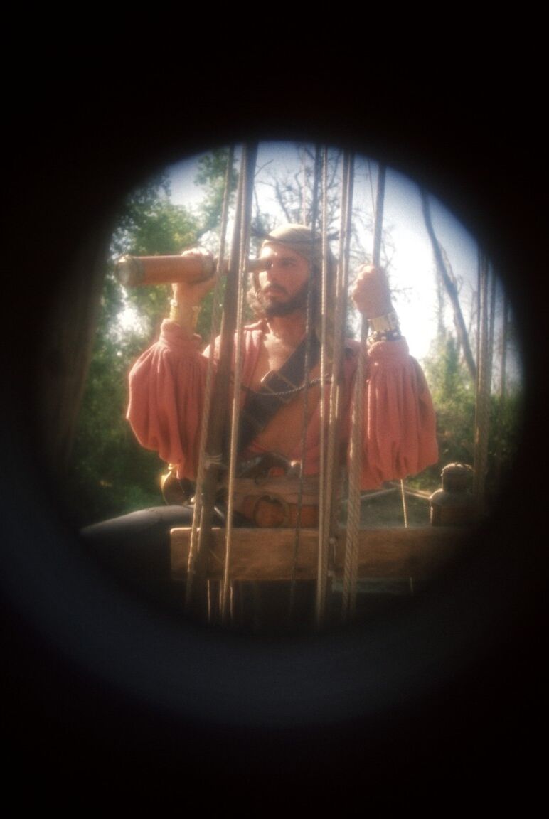 17P Une poupée brune cosplay suce, suce sur le bateau pirate et se fait défoncer