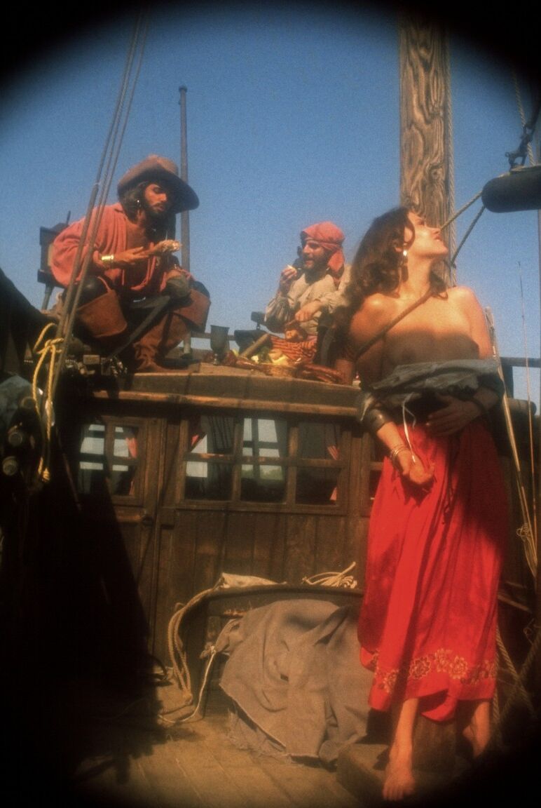 17P Une poupée brune cosplay suce, suce sur le bateau pirate et se fait défoncer