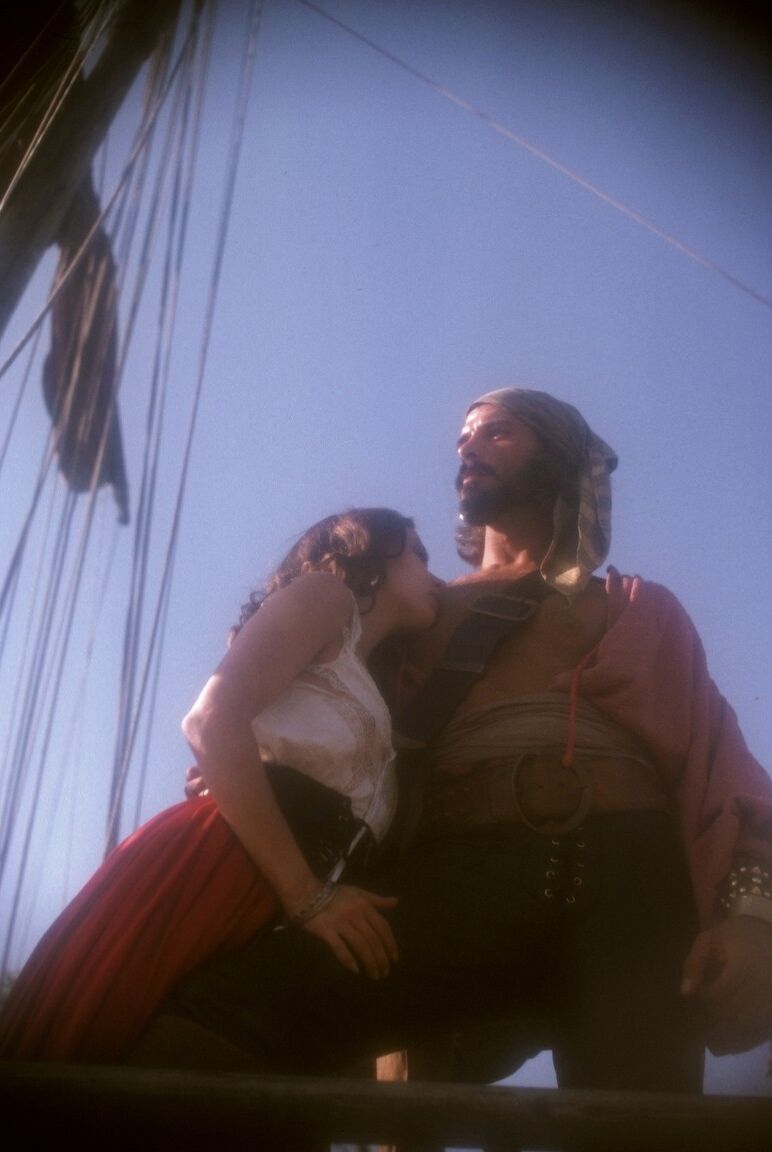 17P Une poupée brune cosplay suce, suce sur le bateau pirate et se fait défoncer