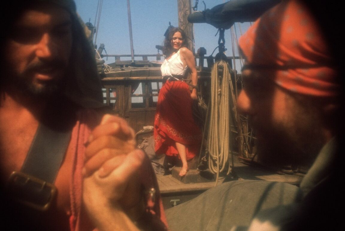 17P Une poupée brune cosplay suce, suce sur le bateau pirate et se fait défoncer