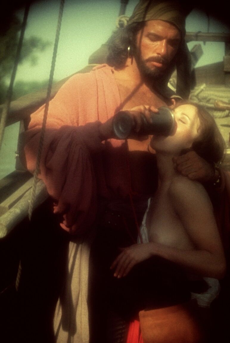 17P Une poupée brune cosplay suce, suce sur le bateau pirate et se fait défoncer