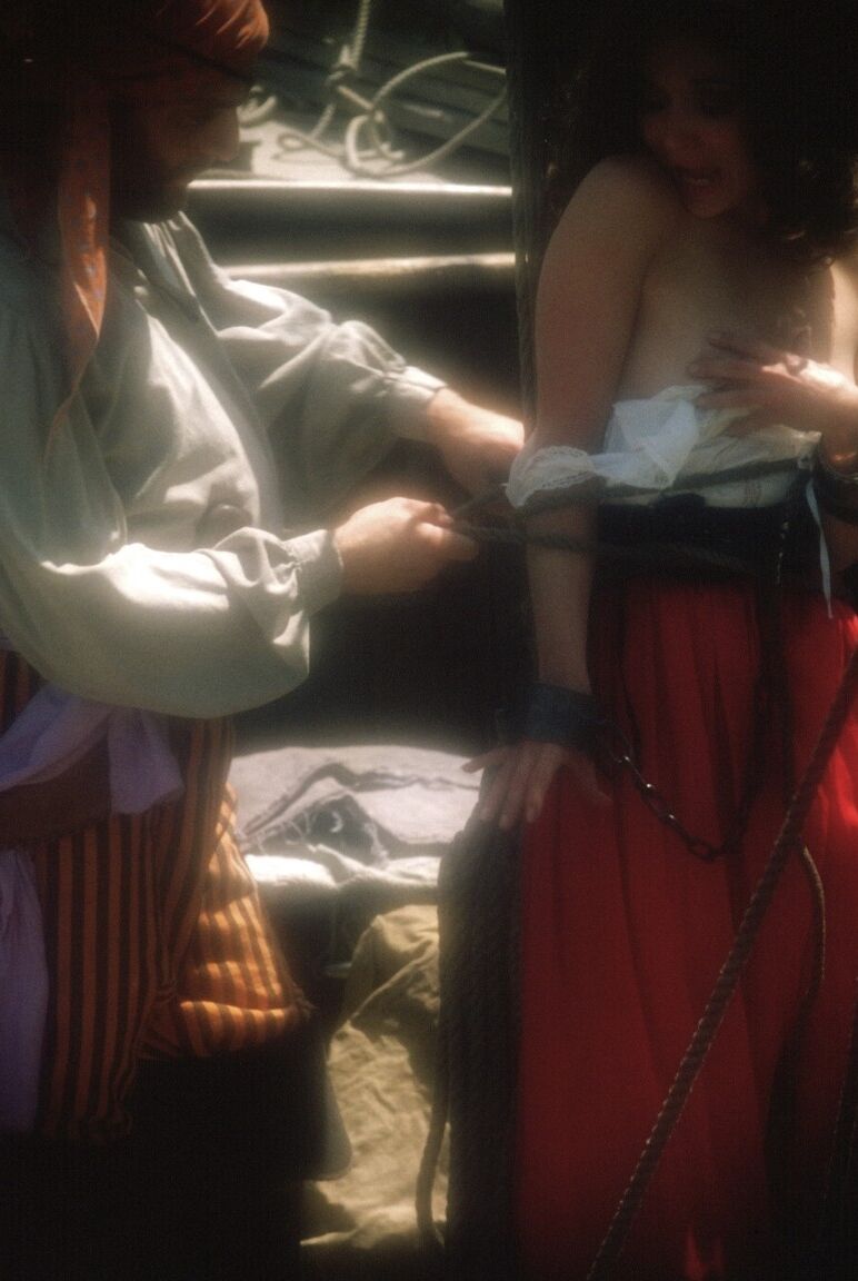 17P Une poupée brune cosplay suce, suce sur le bateau pirate et se fait défoncer