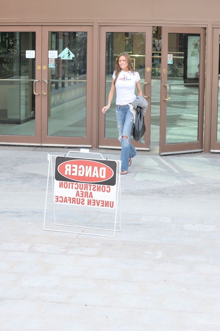 21P Linda gata amadora Lauren piscando e lambendo os peitos em público