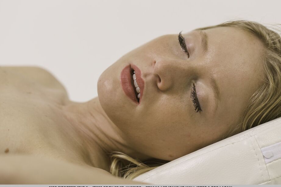 16P Les lesbiennes adolescentes Rebel Lynn et Kiara Lord font l'amour sur une table de massage