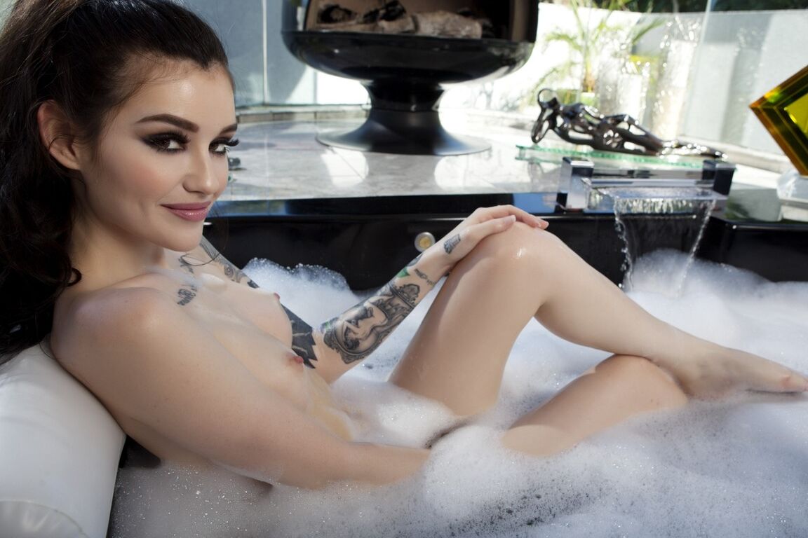21P La caliente página central en lencería transparente Ari Dee expone sus tetas naturales