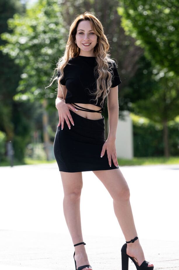 18P Nice teen Aleida answers the phone after getting completely naked