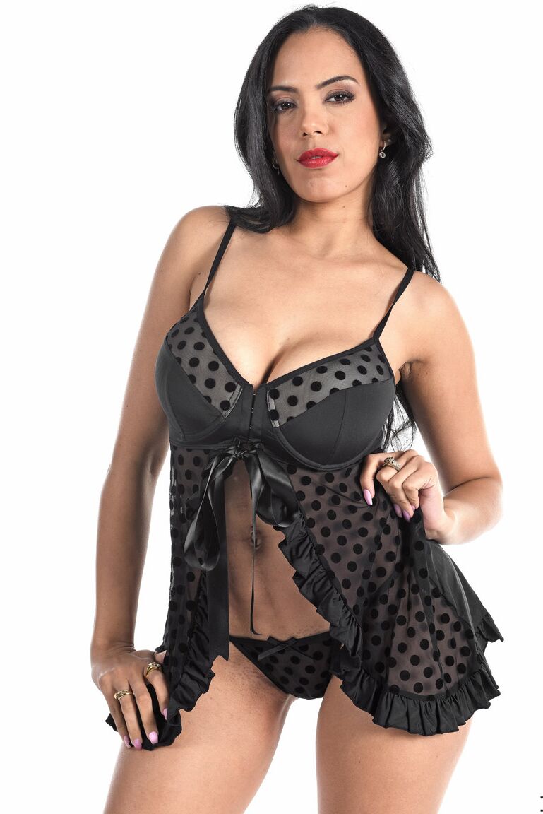 15P La sexy latina Katrina Moreno se quita la lencería negra antes de meterse los dedos en el coño
