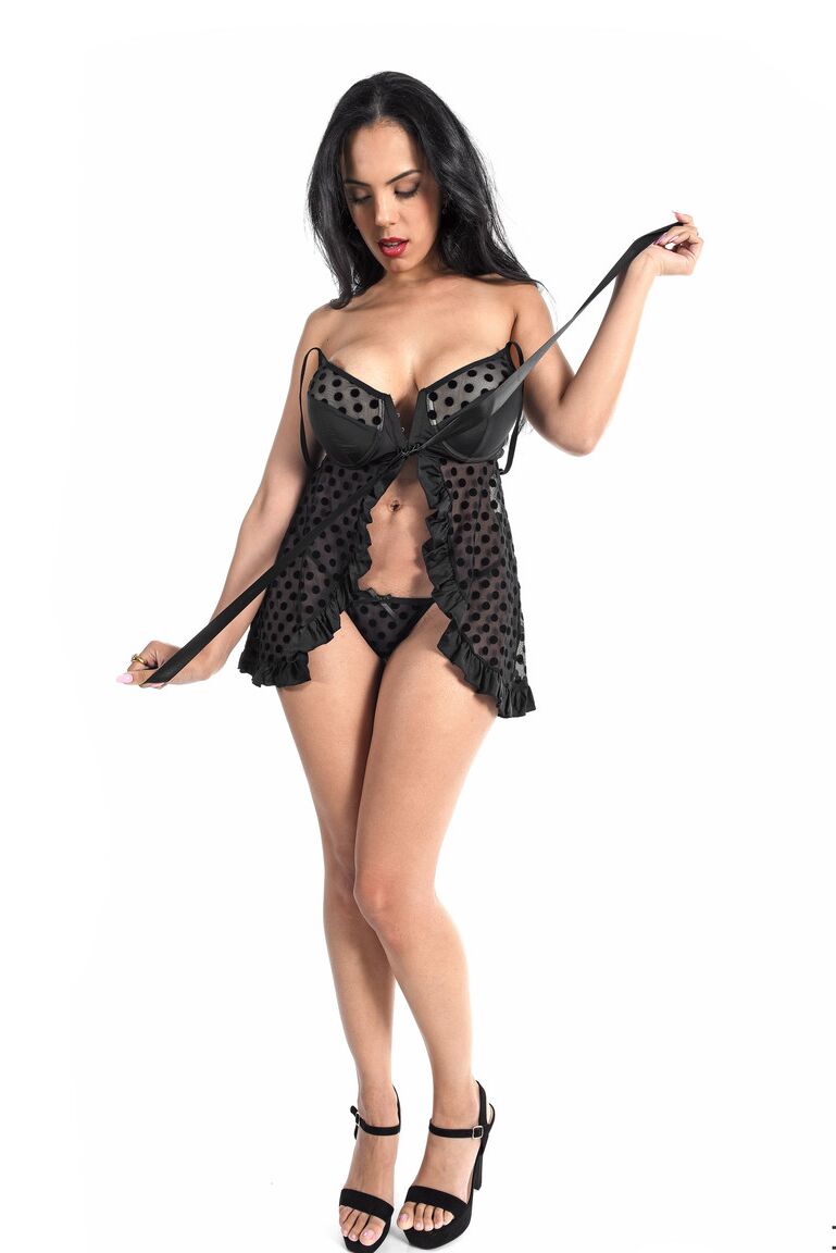 15P La sexy latina Katrina Moreno se quita la lencería negra antes de meterse los dedos en el coño