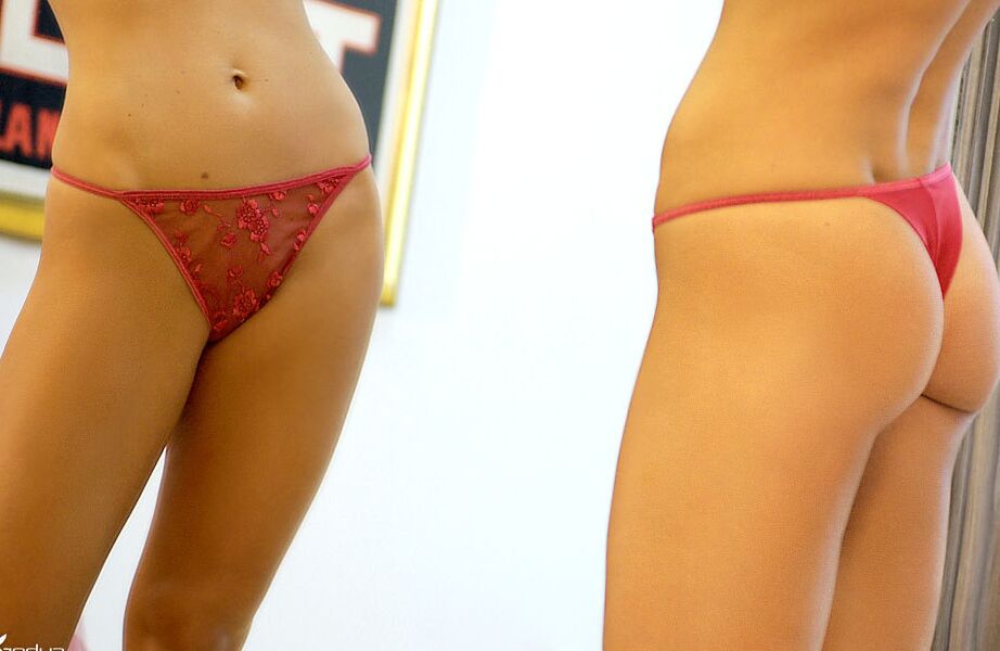 16P A bela loira Amy McCarthy experimenta lingerie sexy e mostra seus peitos grandes