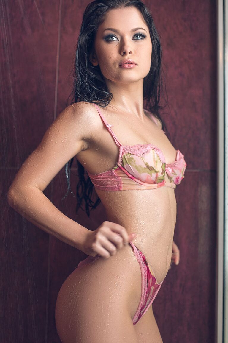 16P Quatro garotas glamorosas tiram a lingerie e mostram seus seios naturais
