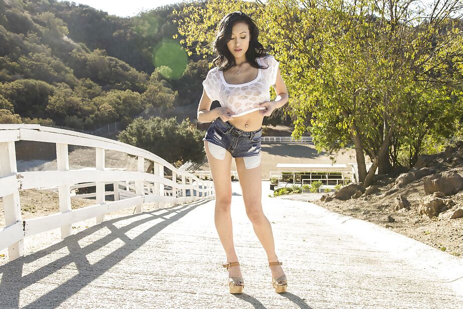 16P La salope asiatique la plus chaude avec de gros nichons, Jayden Lee, pose de manière sensuelle.