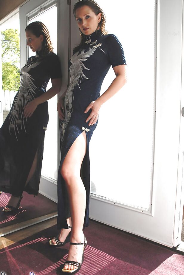 16P Gata incrivelmente sexy tira o vestido e expõe suas curvas perfeitas