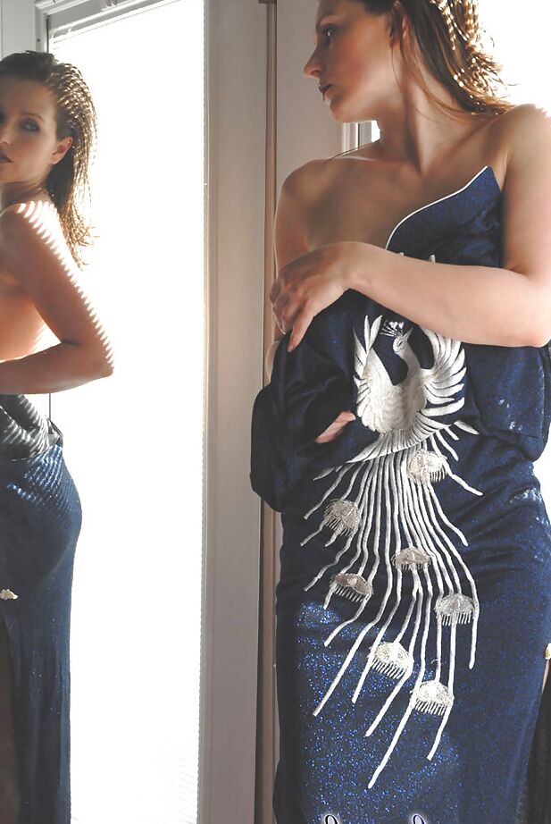 16P Gata incrivelmente sexy tira o vestido e expõe suas curvas perfeitas