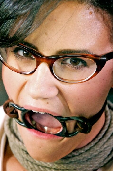 16P La adolescente nerd Penny Barber amplía sus horizontes como esclava sexual dispuesta