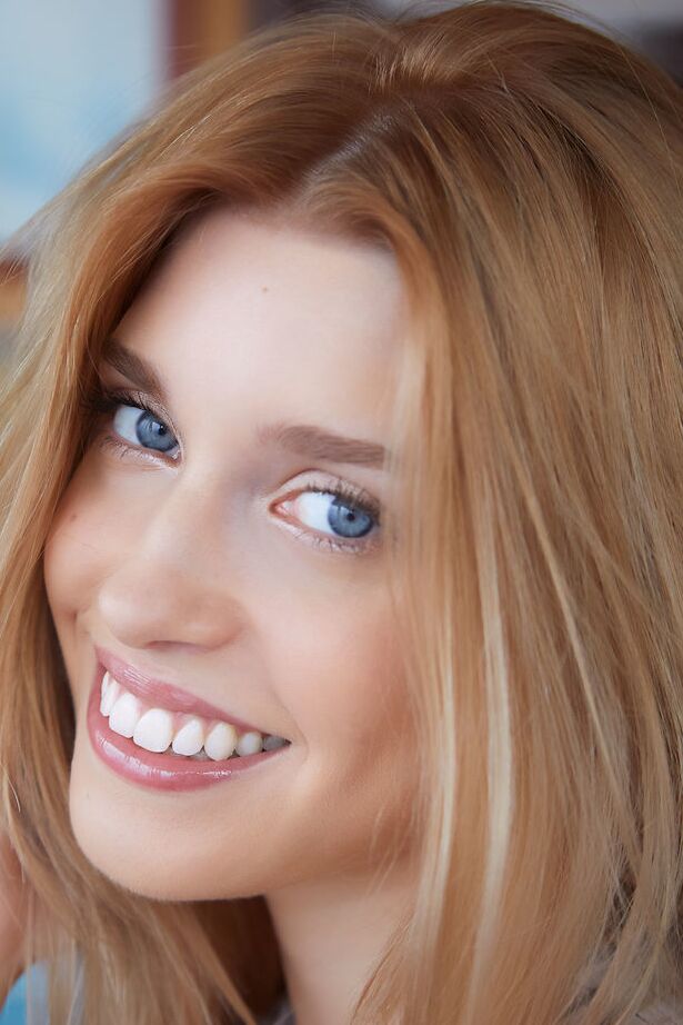 18P La impresionante Freya Mayer de ojos azules abre sus sexys piernas sobre la mesa de una