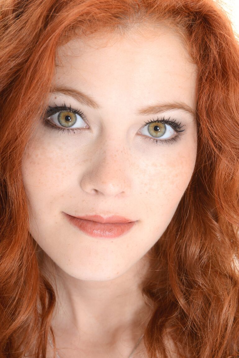 15P A ruiva natural Heidi Romanova tira o vestido com estampa animal para posar nua