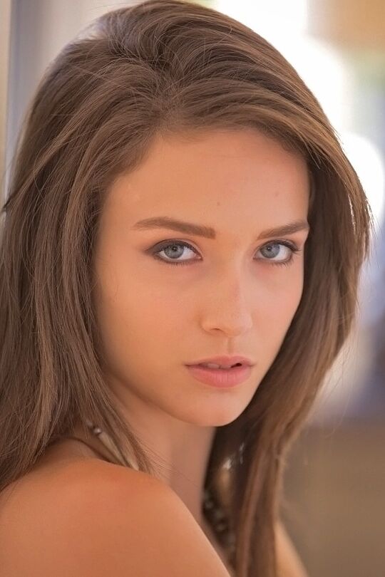 16P Deliciosa morena con ojos ahumados desnudándose y exponiendo su cuerpo caliente