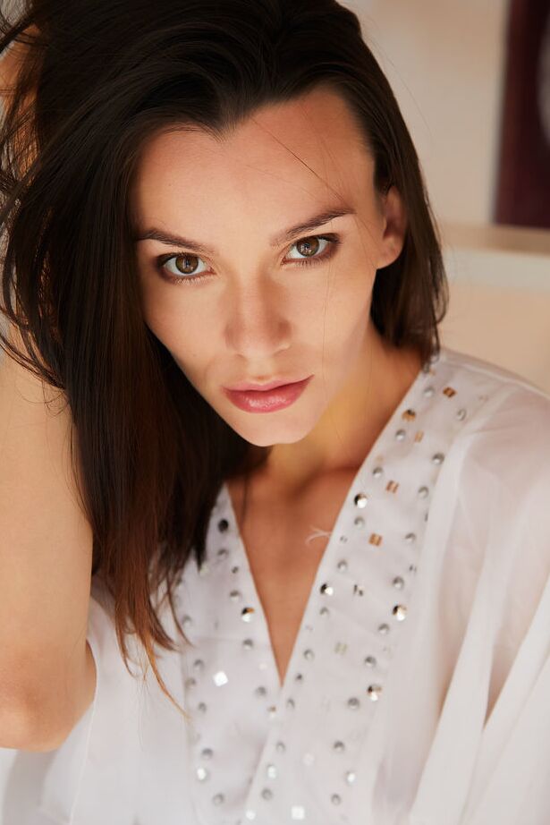 Das 18-jährige dünne Model Adel Morel zeigt ihre schöne Muschi, nachdem sie sich in High Heels ausgezogen hat