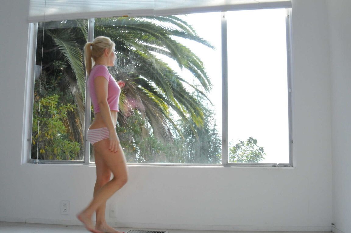 21P La blonde Ashley Fires se fait sodomiser par Jordan chez elle.