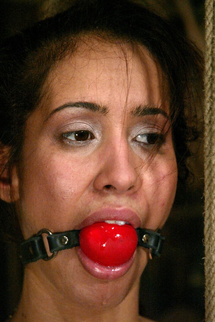 21P MILF con grandes tetas Isis Love soportando sus pezones siendo torturados en bondage