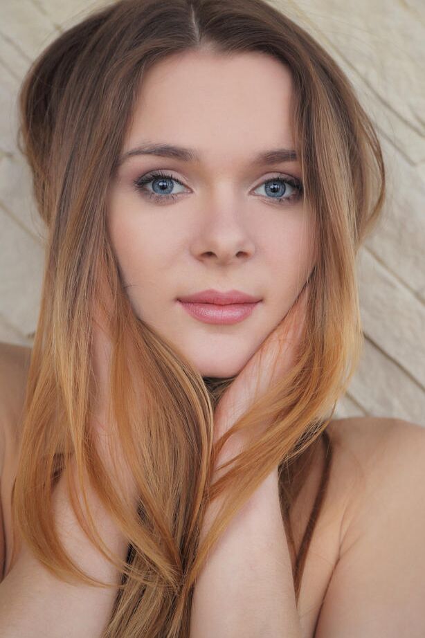 16P A beleza nua Katie A adornada com miçangas mostra sua buceta perfeitamente careca